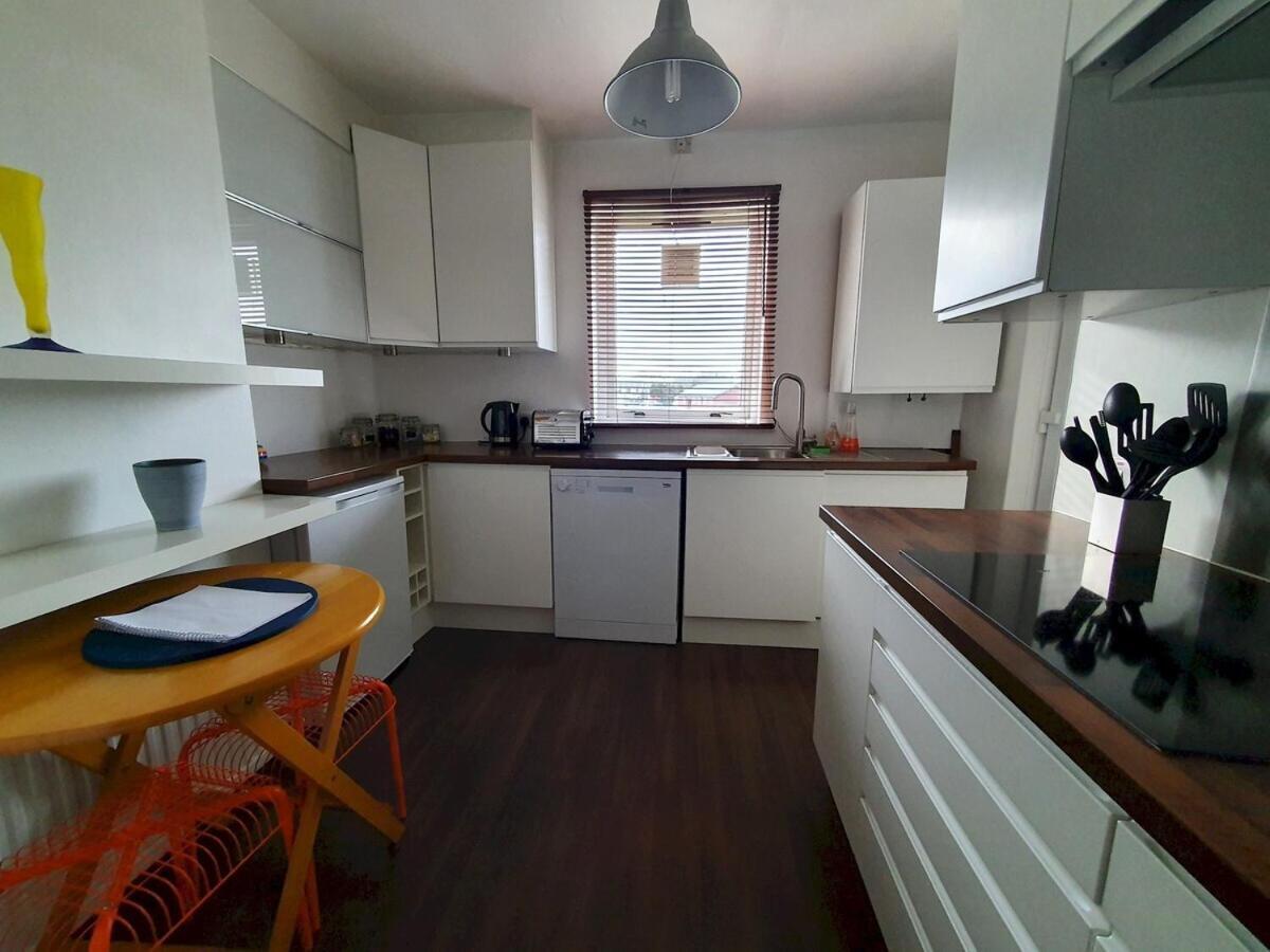 2 Bedroom, Free Parking & Netflix Near Hospitals Aberdeen Kültér fotó